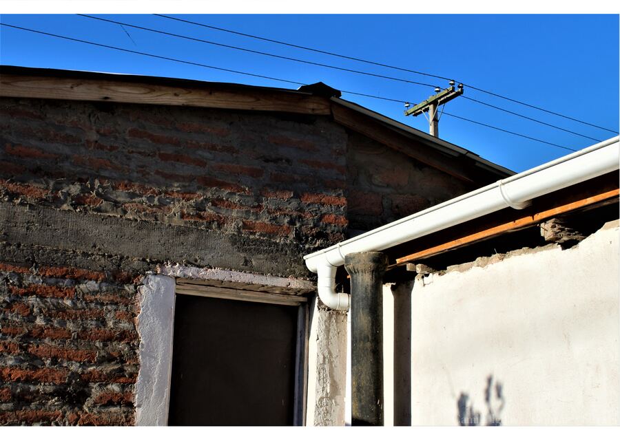Vacant lot and self-built residential structures in Puente Alto, materializing everyday processes of urbanization and spatial negotiation