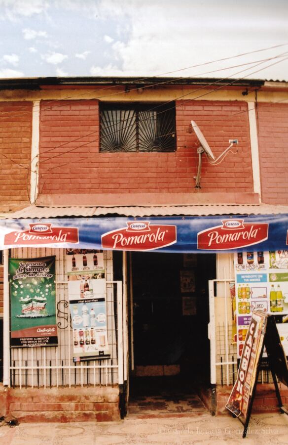 Two-story building in Puente Alto combining domestic space and a small street-level kiosk